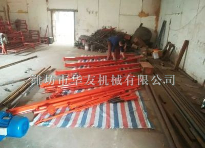 點(diǎn)擊查看詳細(xì)信息<br>標(biāo)題：華友機(jī)械直滑式吊運(yùn)機(jī)發(fā)貨現(xiàn)場(chǎng) 閱讀次數(shù)：7512
